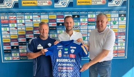 Spendlhofer mit Trainer Manfred Schmid und Hartberg-Obmann Erich Korherr.
