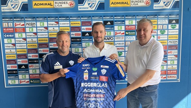 Spendlhofer mit Trainer Manfred Schmid und Hartberg-Obmann Erich Korherr.