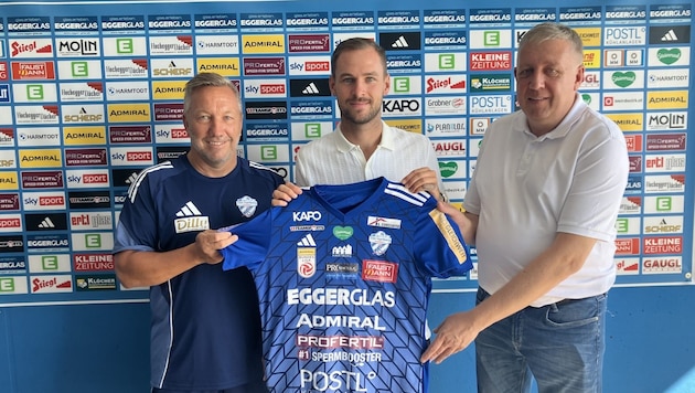 Spendlhofer mit Trainer Manfred Schmid und Hartberg-Obmann Erich Korherr.