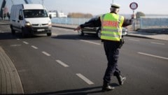 Deutschland hat seine Grenzkontrollen seit Mai erheblich verschärft und weist auch Asylbewerber ...