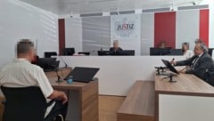 Mit gesenktem Haupt saß der Mann auf der Anklagebank. Es sprach mit leiser Stimme.