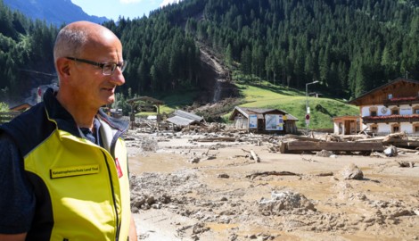 Landeshauptmann Anton Mattle machte sich am Dienstagnachmittag ein Bild von den Unwetterfolgen ...