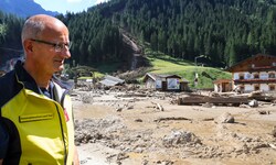 Landeshauptmann Anton Mattle machte sich am Dienstagnachmittag ein Bild von den Unwetterfolgen ...