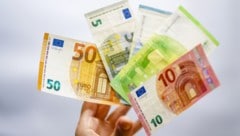 EZB-Chefin Christine Lagarde sieht die Konjunkturaussichten in der Eurozone auch mit Blick auf ...