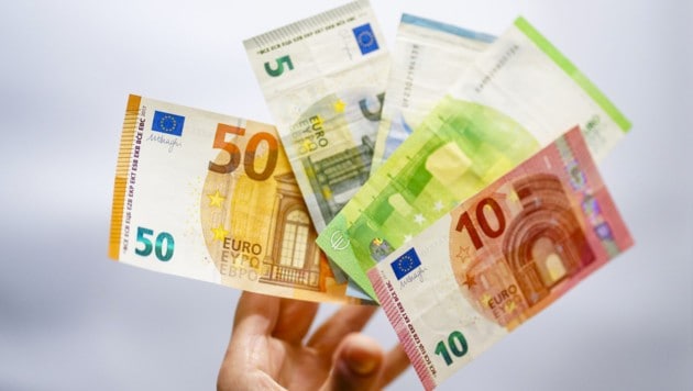 EZB-Chefin Christine Lagarde sieht die Konjunkturaussichten in der Eurozone auch mit Blick auf ...