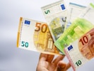 EZB-Chefin Christine Lagarde sieht die Konjunkturaussichten in der Eurozone auch mit Blick auf ...