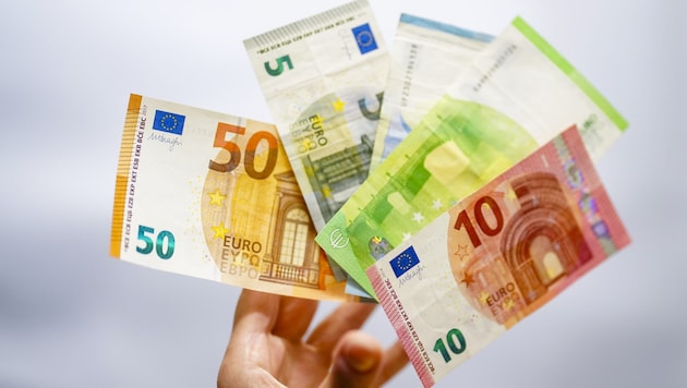 EZB-Chefin Christine Lagarde sieht die Konjunkturaussichten in der Eurozone auch mit Blick auf ...