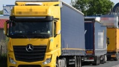 Stundenlang war die Feuerwehr am Freitag auf der S1 bei Korneuburg im Einsatz. Ein Transporter ...