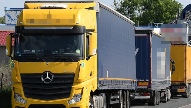 Stundenlang war die Feuerwehr am Freitag auf der S1 bei Korneuburg im Einsatz. Ein Transporter ...