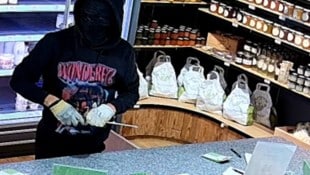 Der Einbrecher trug einen auffällig bedruckten Pulli.
