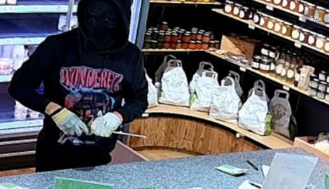 Der Einbrecher trug einen auffällig bedruckten Pulli.