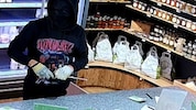 Der Einbrecher trug einen auffällig bedruckten Pulli.