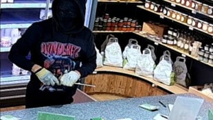 Der Einbrecher trug einen auffällig bedruckten Pulli