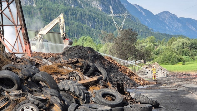 Die Lösch- und Aufräumungsarbeiten nach dem Feuerinferno.