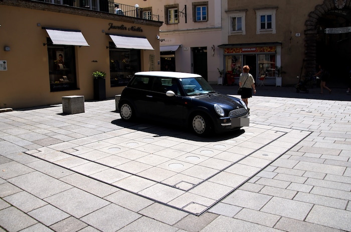 Der Brunnen am Stefan-Zweig-Platz: Wo sonst Wasserfontänen aus dem Boden schießen, parken Autos.