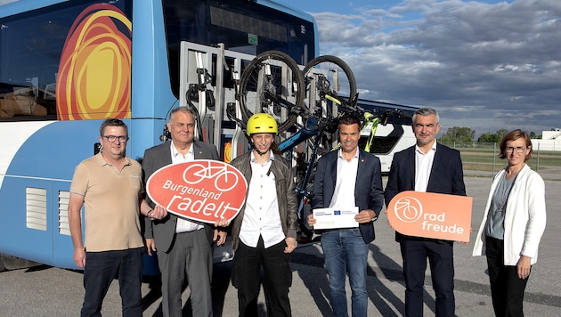 Tunkel (3. v. re.), Dorner (2. v. re.) und Christine Zopf-Renner, Leiterin der ...