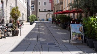 Richard-Mayr-Gasse: Die bei Kindern beliebte Wasserrinne blieb bisher trocken.