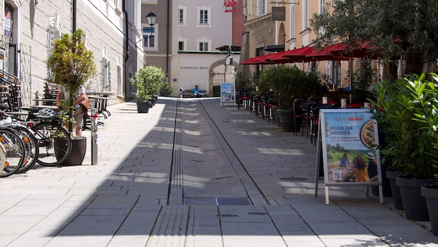 Richard-Mayr-Gasse: Die bei Kindern beliebte Wasserrinne blieb bisher trocken.
