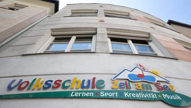 Die Volksschule Zell am See – angrenzend an die Mittelschule, wo noch um den Musikzweig ...