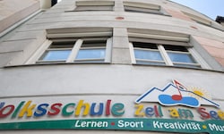 Die Volksschule Zell am See – angrenzend an die Mittelschule, wo noch um den Musikzweig ...