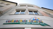 Die Volksschule Zell am See – angrenzend an die Mittelschule, wo noch um den Musikzweig ...