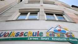 Die Volksschule Zell am See – angrenzend an die Mittelschule, wo noch um den Musikzweig ...
