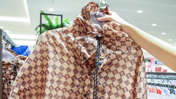 Hipper Regenmantel vom Label Rainkiss