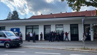 „Die Flossen hoch“: So ging es Montag um 17 Uh in der Harbachsiedlung in Linz-Urfahr zu.