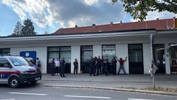 „Die Flossen hoch“: So ging es Montag um 17 Uh in der Harbachsiedlung in Linz-Urfahr zu.