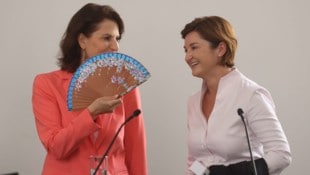 Seit Mittwoch ist Karoline Edtstadler (li.) Landeshauptfrau von Salzburg. Mit Stellvertreterin ...