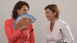 Landeshauptfrau Karoline Edtstadler (ÖVP) und ihre Vize Marlene Svazek (re., FPÖ) sind häufig in ...