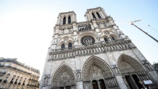 Sechs Jahre nach dem verheerenden Feuer sollen die Türme der Pariser Kathedrale Notre-Dame ...