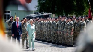 Ministerin Tanner und LH Thomas Stelzer (beide ÖVP) waren gestern in der Rieder Zehnerkaserne zu ...