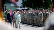 Verteidigungsministerin Klaudia Tanner und Oberösterreichs Landeshauptmann Thomas Stelzer bei ...