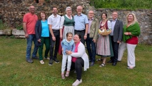 Für die kleine Annika – hier mit Mutter Simone – wird bei der Wanderung gesammelt. Mit Helfern ...