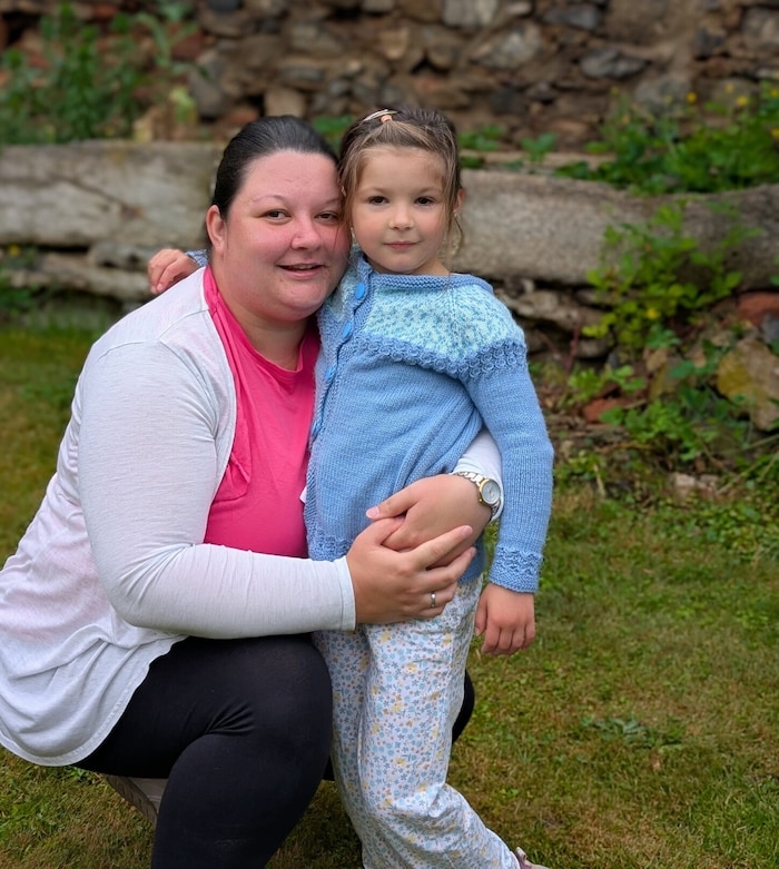 Für die kleine Annika (5) – hier mit Mutter Simone – wird bei der Wanderung gesammelt.