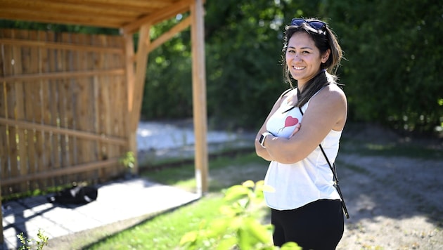 Racquel kann ihr Glück vom eigenen Fleckchen Grün noch kaum fassen.
