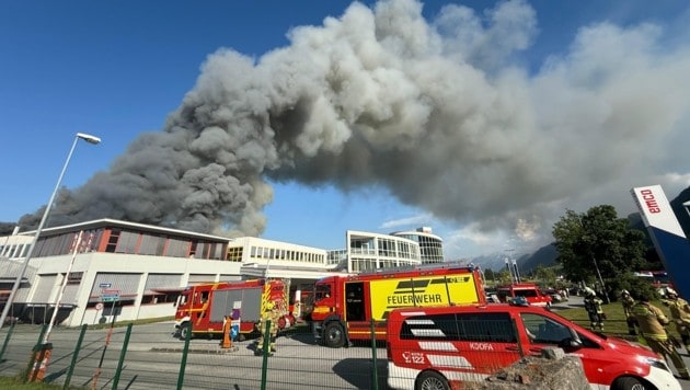 Dichte Rauchsäule über dem Brandort in Hallein