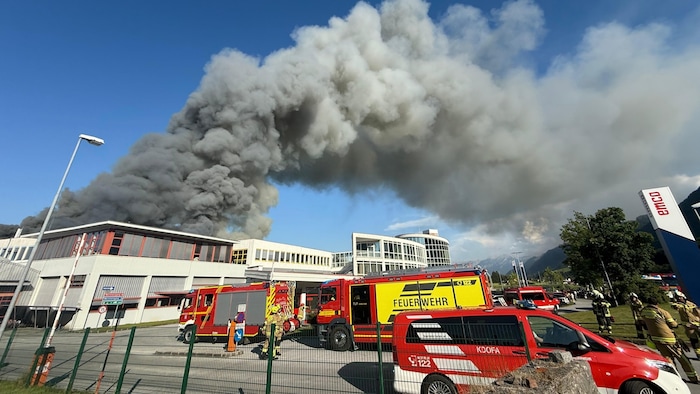 Dichte Rauchsäule über dem Brandort in Hallein