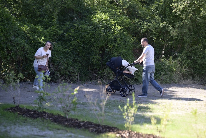 Najwa und Yassin haben ihren Garten unter den 31 Parzellen gefunden und sind überglücklich über ...