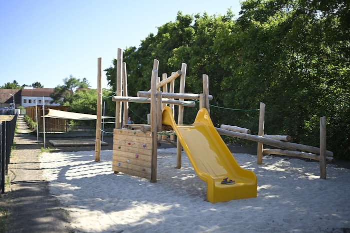 Für die Kinder der Familien gibt es zwei Spielplätze, und außerdem Gemeinschaftsräume in einem ...
