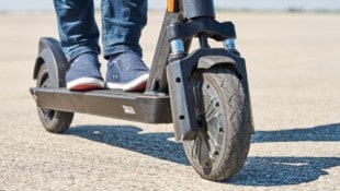 Die Frau war mit einem E-Roller unterwegs,