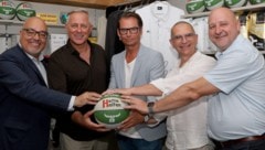 Bulls-Boss Gernot Mach (2. v. li.) und Manager Michi Schrittwieser (2. v. re.)  begrüßten u. a. ...
