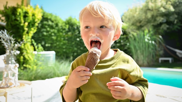 Auch die Kleinsten lassen sich ihr Eis schmecken.