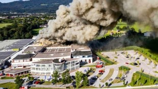 Meterhohe Rauchsäule beim Emco-Großbrand im Juli: Als Ursache wurde ein technischer Defekt ...