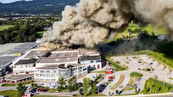 Das Teilelager ist durch den Brand völlig zerstört. Sogar Stahl ist geschmolzen. Dank der ...