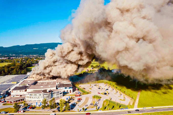 Dichte Rauchsäule über dem Brandort in Hallein