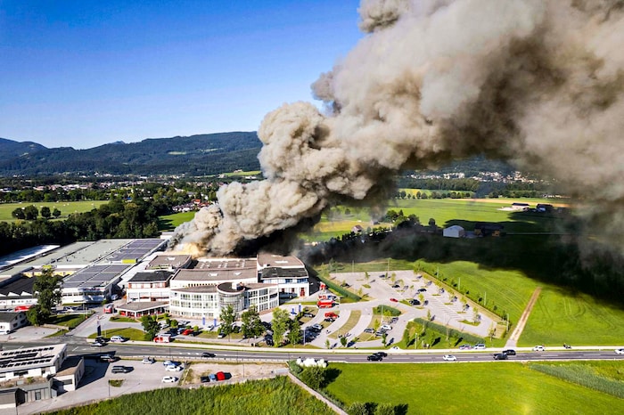 Dichte Rauchsäule über dem Brandort in Hallein
