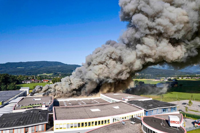 Dichte Rauchsäule über dem Brandort in Hallein