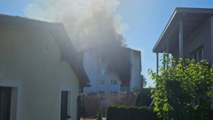 Flammen und starker Rauch drangen von Balkon und Wohnung des Mehrparteienhauses.